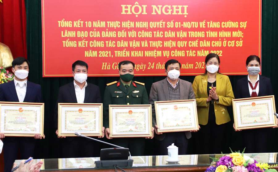 Phó Chủ tịch UBND tỉnh Hà Thị Minh Hạnh trao Bằng khen cho các cá nhân có thành tích xuất sắc trong 10 năm thực hiện Nghị quyết số 01 của BTV Tỉnh ủy.