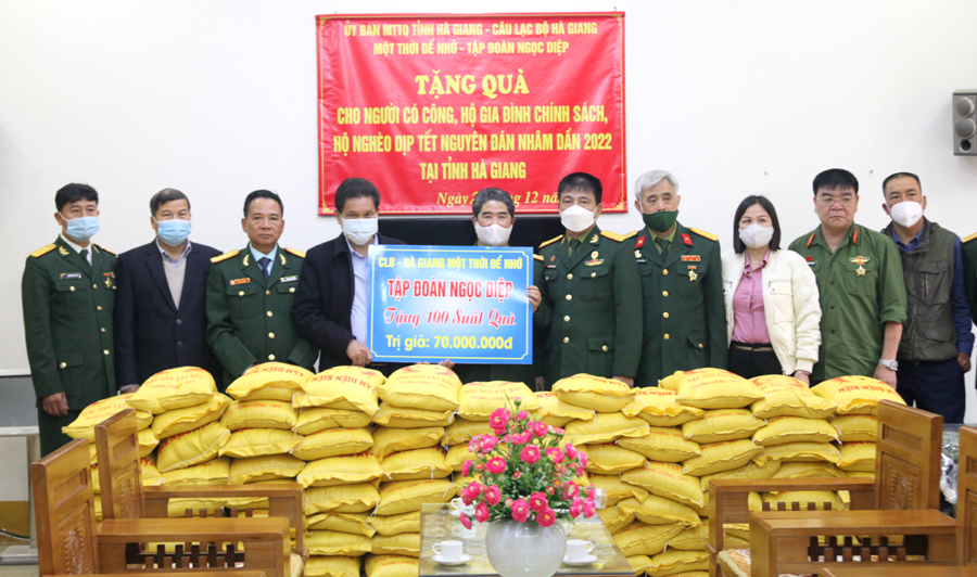 CLB Hà Giang một thời để nhớ và Tập đoàn Ngọc Diệp gửi tặng các suất quà thông qua Ủy ban MTTQ tỉnh