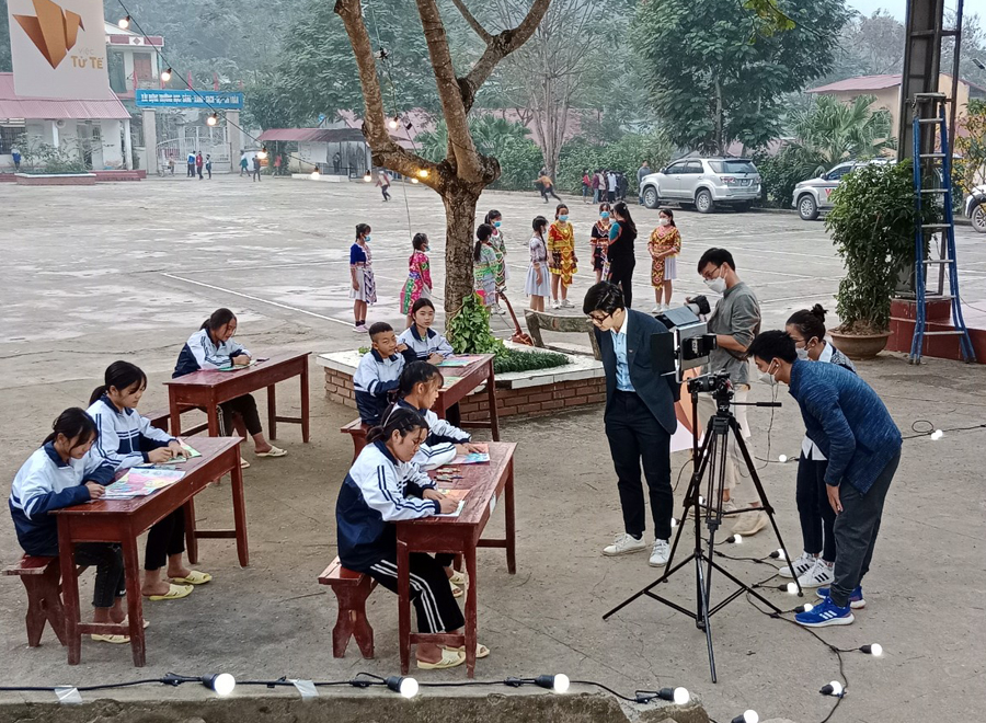E kíp chương trình thực hiện ghi hình các em học sinh Trường PTDT bán trú THCS Thuận Hòa.