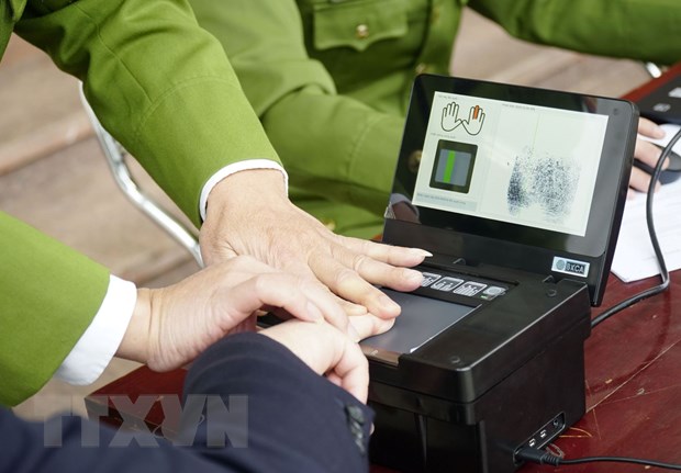 Lấy mẫu vân tay để làm căn cước công dân gắn chip điện tử. 