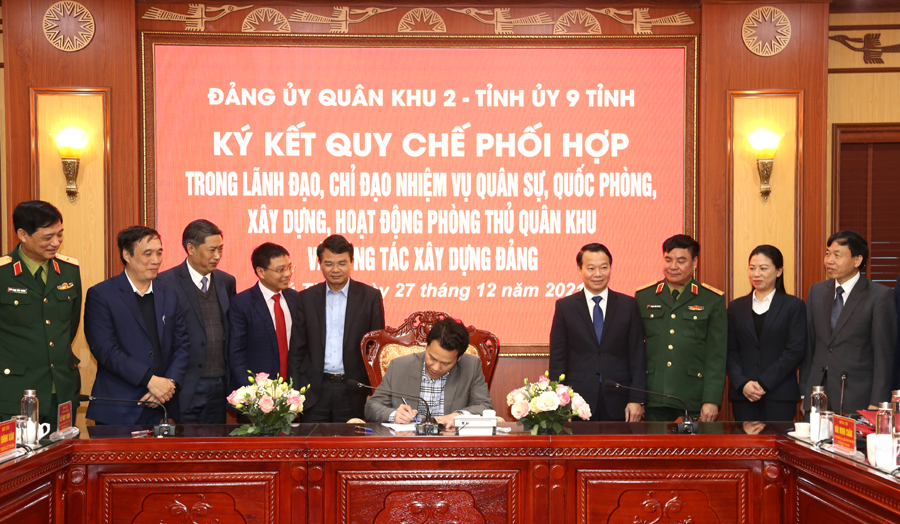 Bí thư Tỉnh ủy Đặng Quốc Khánh ký kết quy chế phối hợp giữa Đảng ủy Quân khu 2 và Tỉnh ủy 9 tỉnh về lãnh đạo, chỉ đạo công tác QS - QP, xây dựng KVPT Quân khu và công tác xây dựng Đảng.
