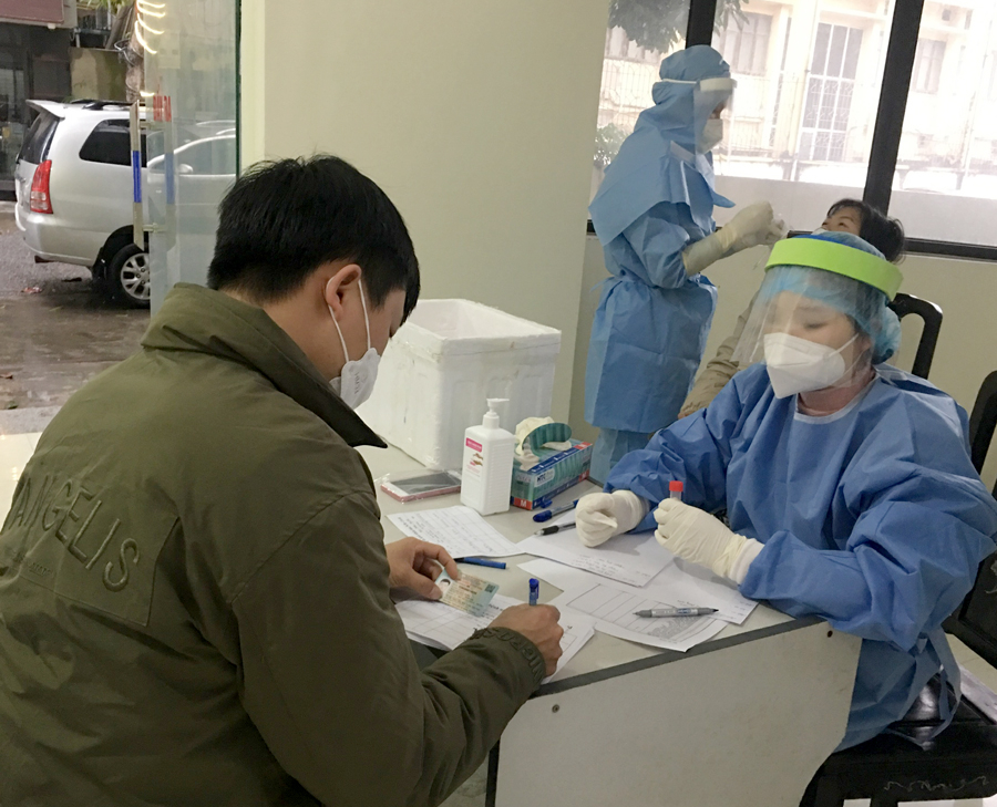 Lực lượng y tế lấy mẫu xét nghiệm PCR cho người dân thành phố Hà Giang