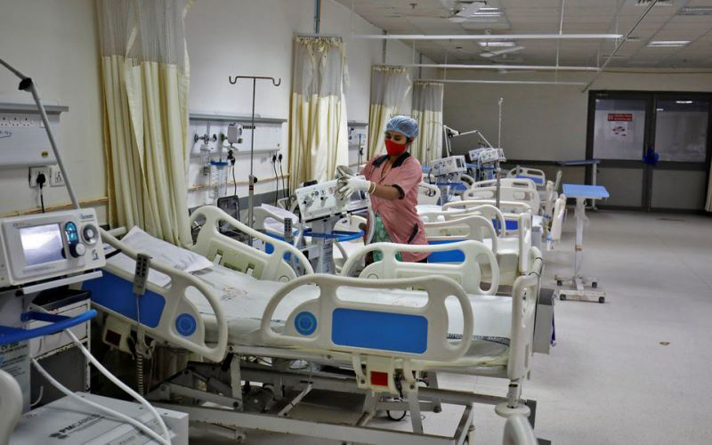 Lau dọn thiết bị y tế tại khu điều trị bệnh nhân nhiễm biến thể Omicron tại 1 bệnh viện ở Ahmedabad, Ấn Độ, ngày 6/12/2021. 