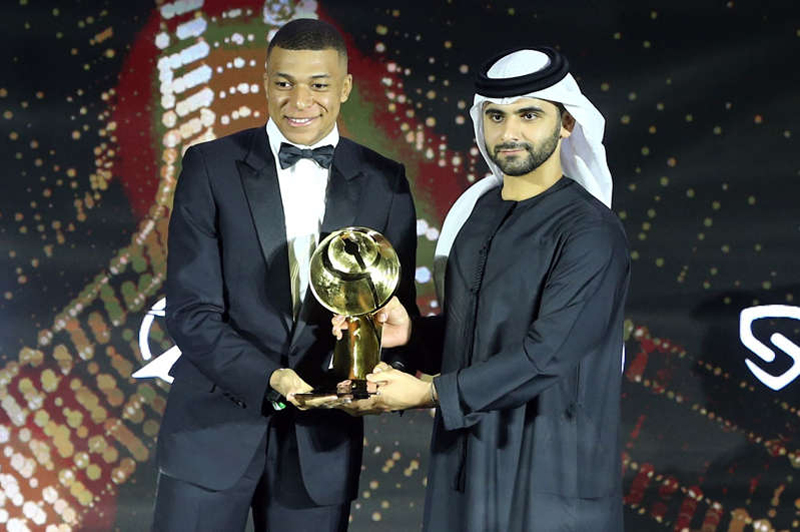 Mbappe giành danh hiệu "Cầu thủ xuất sắc nhất năm" tại Global Soccer Awards 2021. Ảnh: Reuters