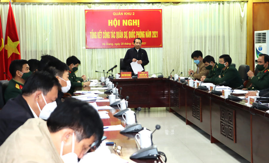 Phó Chủ tịch UBND tỉnh Trần Đức Quý phát biểu tham luận tại hội nghị.