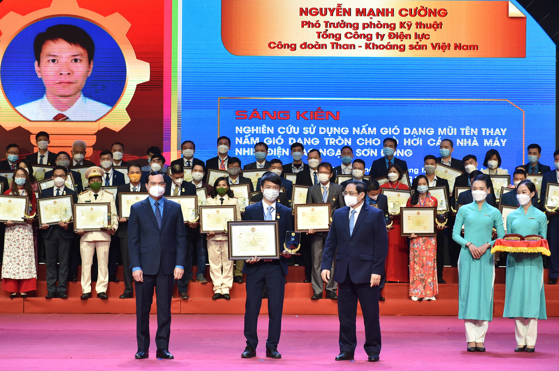 Thủ tướng Phạm Minh Chính và Chủ tịch Tổng Liên đoàn Lao động Việt Nam Nguyễn Đình Khang trao Bằng lao động sáng tạo cho các điển hình tiên tiến