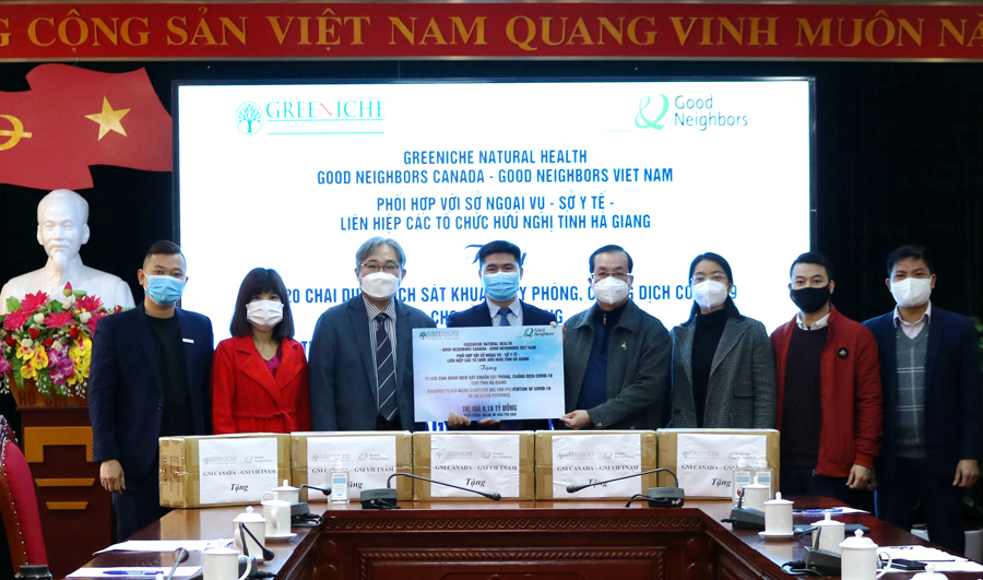 Ông Park Dong Chul, Trưởng đại diện GNI Hàn Quốc tại Việt Nam trao ủng hộ vật tư y tế cho lãnh đạo Sở Ngoại vụ và Sở Y tế