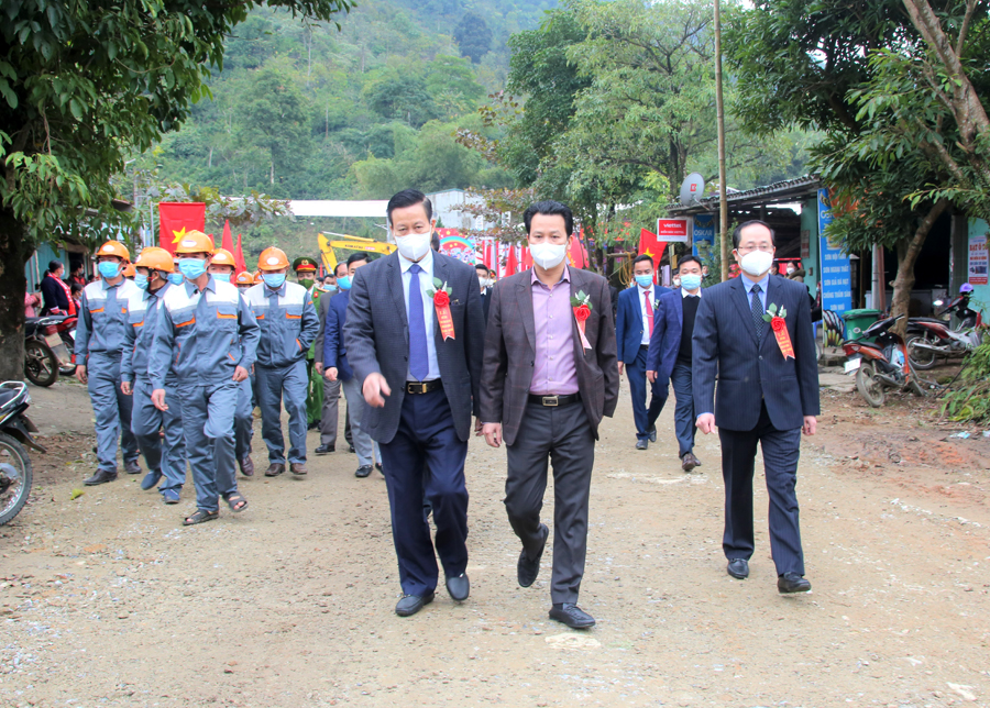 Bí thư Tỉnh ủy Đặng Quốc Khánh, Chủ tịch UBND tỉnh Nguyễn Văn Sơn đi kiểm tra công tác thi công sau buổi lễ.