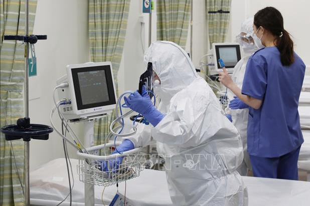 Nhân viên y tế kiểm tra thiết bị tại bệnh viện điều trị bệnh nhân COVID-19 ở Seoul, Hàn Quốc, ngày 27/12/2021. 