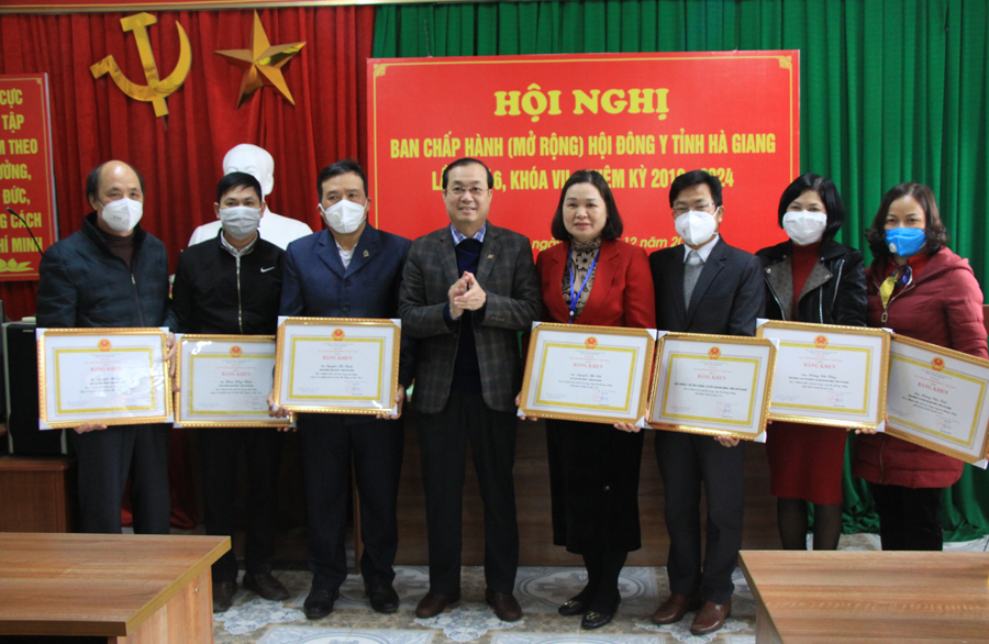 Lãnh đạo Hội Đông y tỉnh trao Bằng khen của Hội Đông Y Việt Nam cho những cá nhân có thành tích trong công tác phòng, chống dịch Covid-19.