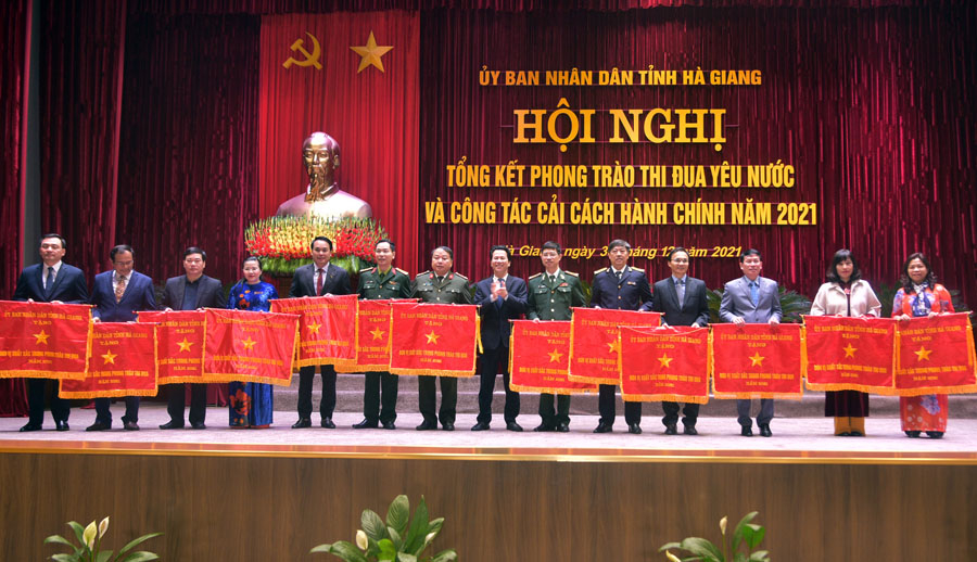Bí thư Tỉnh ủy Đặng Quốc Khánh trao Cờ thi đua cho các đơn vị.
