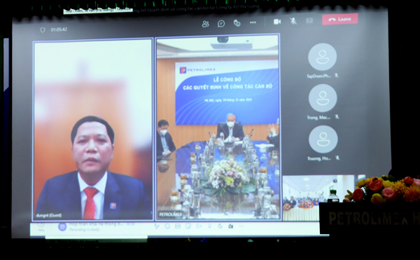 Ông Nguyễn Tiến Dũng, Giám đốc Công ty Xăng dầu Hà Giang phát biểu nhận nhiệm vụ bằng hình thức trực tuyến do đang thực hiện phòng, chống dịch Covid-19.