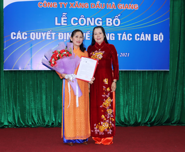 Lãnh đạo Công ty Xăng dầu Hà Giang tặng hoa chúc mừng bà Hoàng Thị Dụ (bên trái) được bổ nhiệm làm Phó giám đốc Công ty Xăng dầu Hà Giang