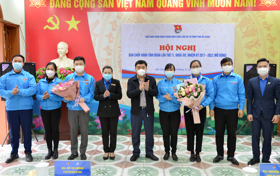 Phó Bí thư Tỉnh ủy Nguyễn Mạnh Dũng tặng hoa chúc mừng các cá nhân được bầu bổ sung vào BCH, BTV Tỉnh đoàn khóa XVI.
