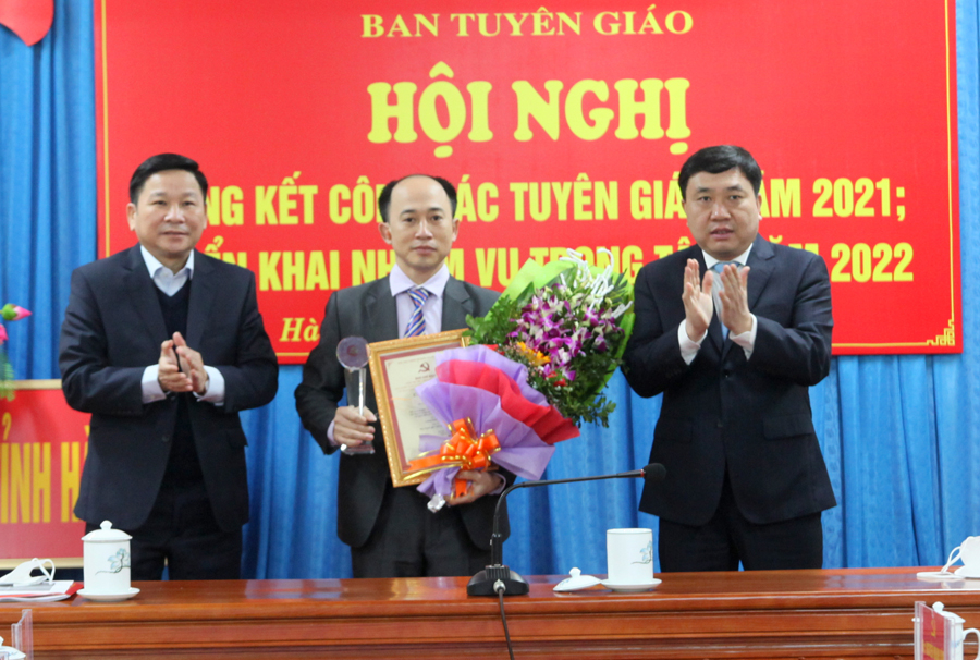 Thừa ủy quyền Ban tổ chức, Phó Bí thư Tỉnh ủy Nguyễn Mạnh Dũng trao giải cho tác giả Lương Hoàng Nghĩa