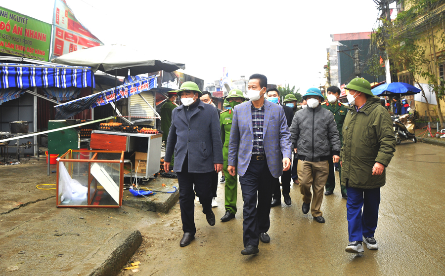 Chủ tịch UBND tỉnh Nguyễn Văn Sơn kiểm tra tình hình thiệt hại trong vụ cháy chợ trung tâm huyện Quản Bạ.
