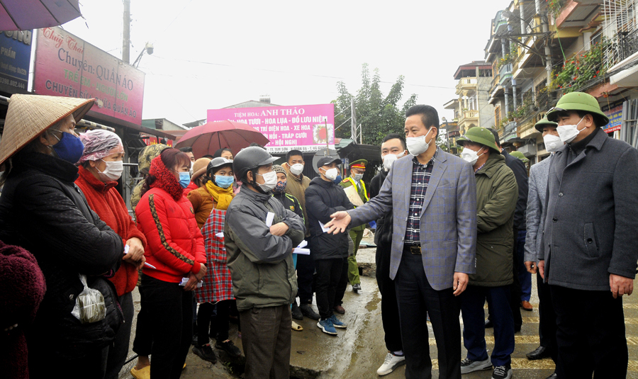 Chủ tịch UBND tỉnh Nguyễn Văn Sơn thăm hỏi, động viên các hộ dân bị thiệt hại trong vụ cháy.
