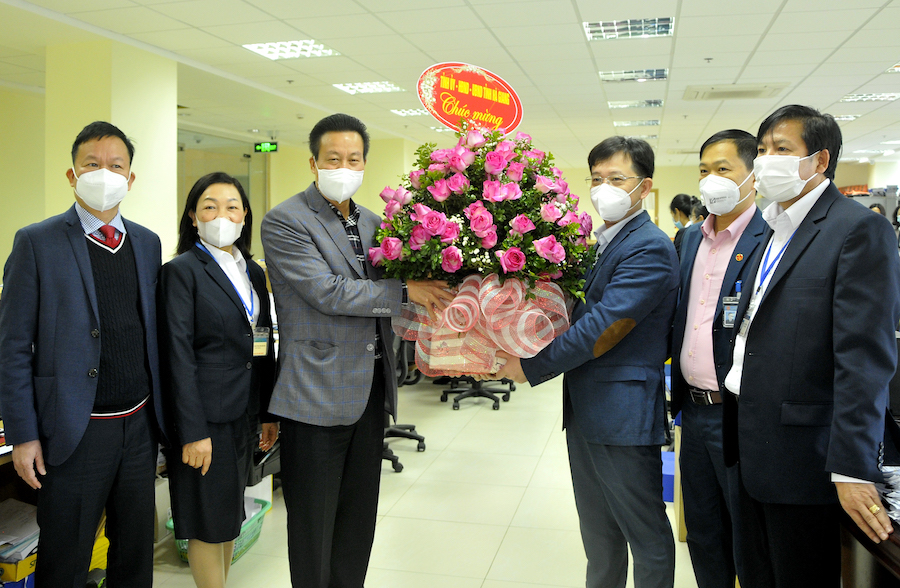Chủ tịch UBND tỉnh Nguyễn Văn Sơn tặng hoa động viên, chúc mừng Kho bạc Nhà nước tỉnh.