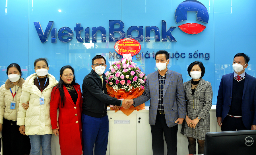 Chủ tịch UBND tỉnh Nguyễn Văn Sơn tặng hoa động viên, chúc mừng Ngân hàng VietinBank chi nhánh Hà Giang.