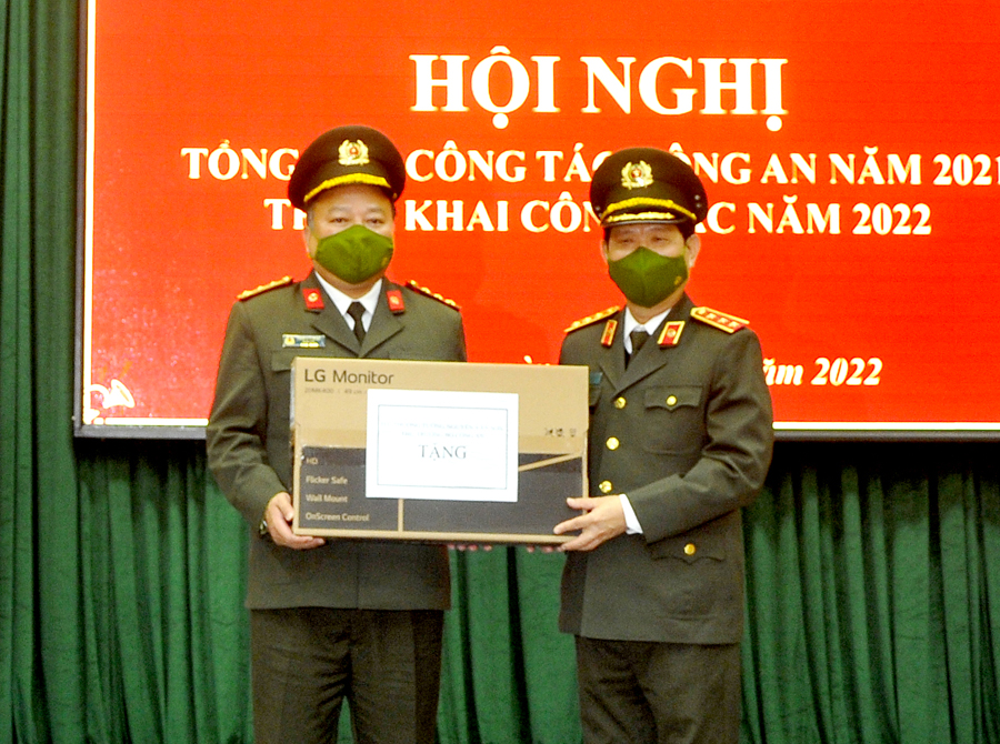 Thứ trưởng Bộ Công an Nguyễn Văn Sơn tặng 15 bộ máy vi tính và 120 triệu đồng cho công an các xã biên giới trên địa bàn tỉnh.