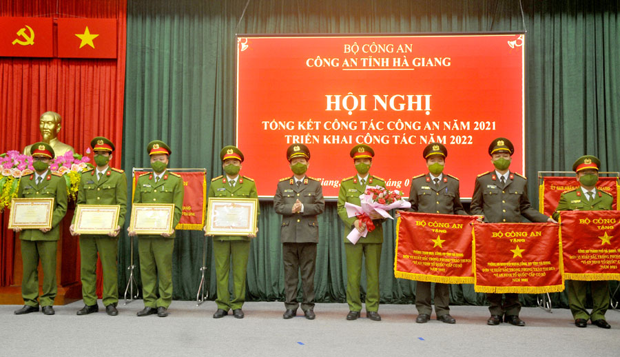 Thượng tướng Nguyễn Văn Sơn, Thứ trưởng Bộ Công an tặng Cờ thi đua, Bằng khen của Bộ Công an cho các tập thể, cá nhân.