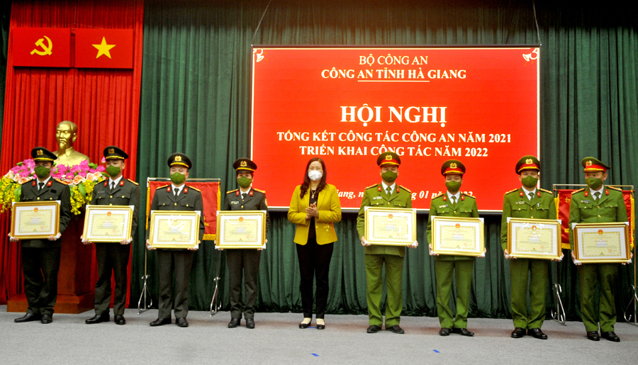Phó Chủ tịch UBND tỉnh Hà Thị Minh Hạnh tặng Bằng khen của Chủ tịch UBND tỉnh cho các tập thể, cá nhân.