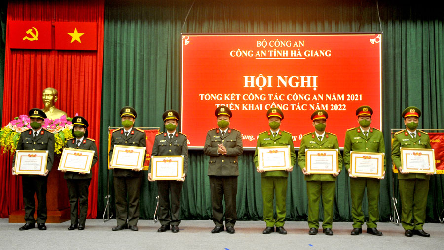 Giám đốc Công an tỉnh Phan Huy Ngọc tặng Danh hiệu quyết thắng cấp cơ sở cho các tập thể, cá nhân.