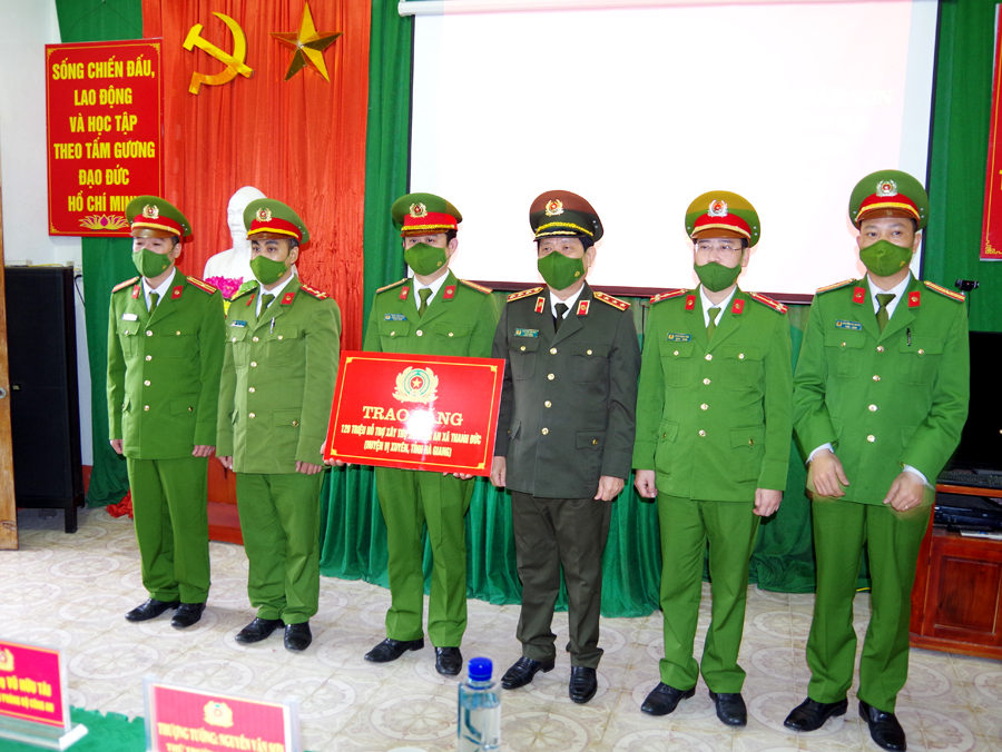 Thứ trưởng Bộ Công an Nguyễn Văn Sơn trao số tiền 120 triệu đồng cho Công an xã Thanh Đức.