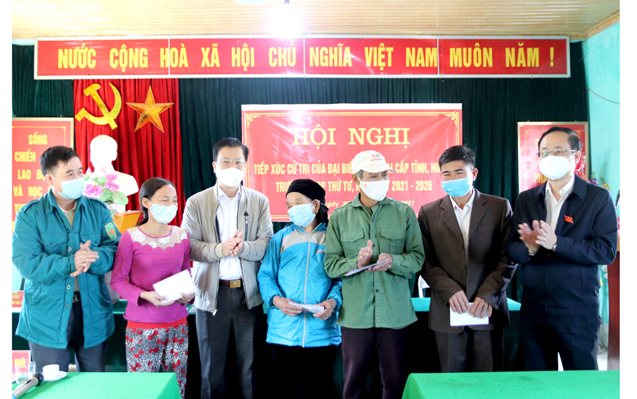 Chủ nhiệm UBKT Tỉnh ủy Trần Quang Minh và lãnh đạo huyện Bắc Quang tặng quà các hộ nghèo của xã Việt Vinh.