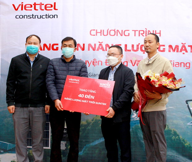 Lãnh đạo Viettel Construction và Công ty TNHH Suntek Việt Nam trao bảng tặng đèn cho lãnh đạo thị trấn Phố Bảng