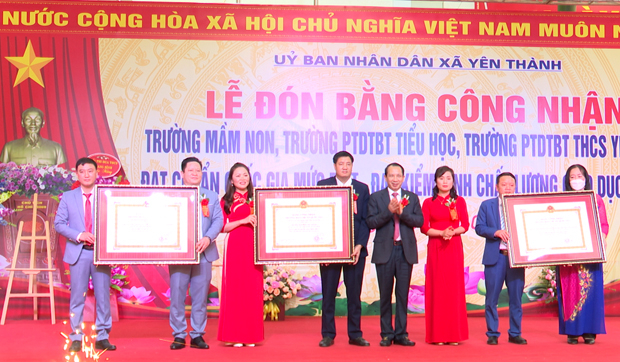 Phó Chủ tịch UBND tỉnh Trần Đức Quý trao Bằng công nhận cho các trường học.