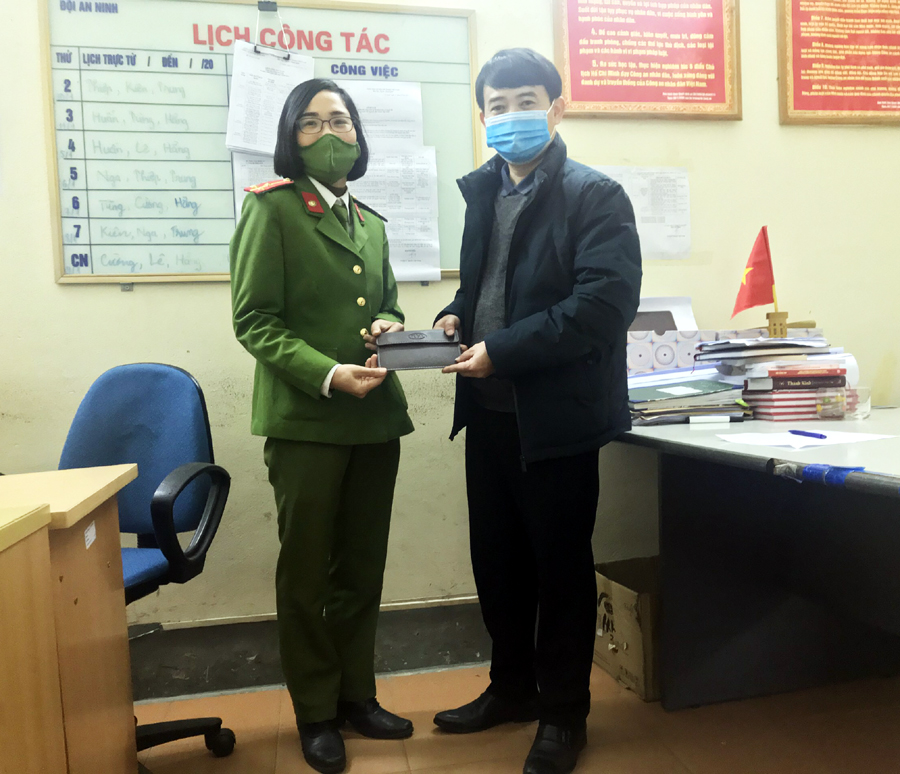 Anh Lý Quốc Hưng vui mừng nhận lại tài sản từ Thượng úy Nguyễn Thị Thoan.