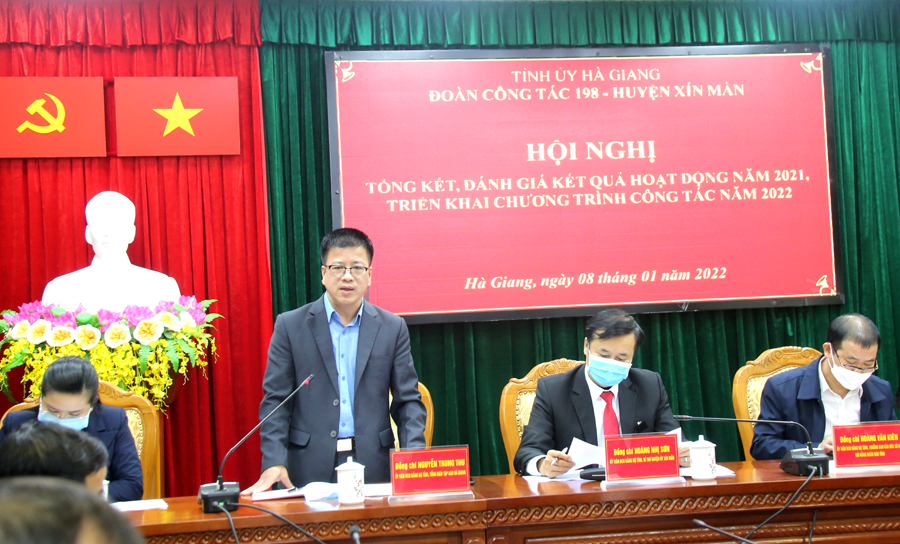 Tổng Biên tập Báo Hà Giang Nguyễn Trung Thu báo cáo tóm tắt kết quả hoạt động của Đoàn công tác 198 huyện Xín Mần năm 2021 và phương hướng, nhiệm vụ năm 2022.