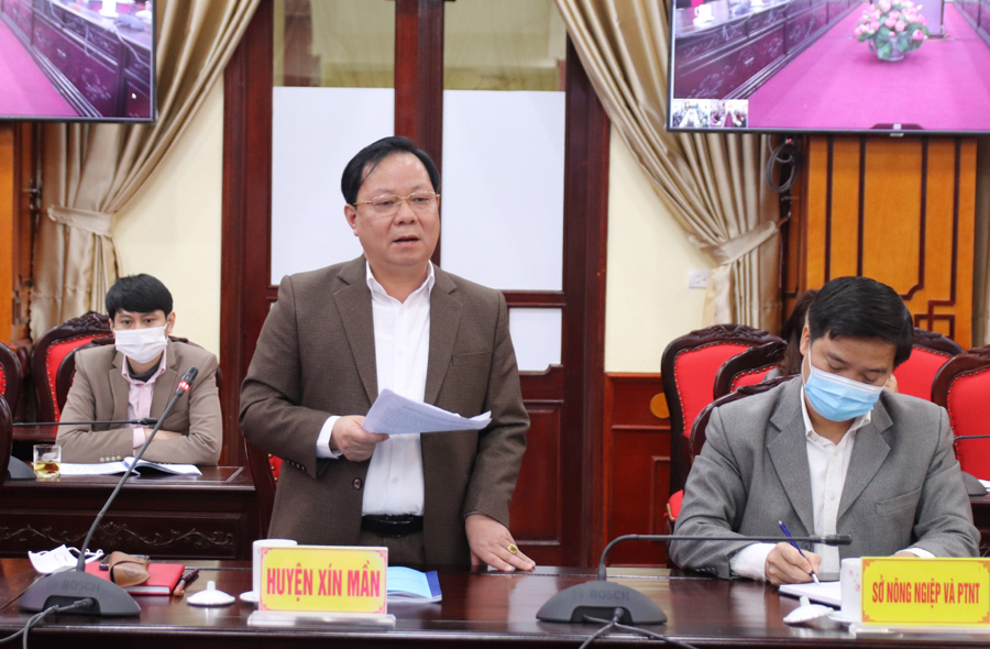 Chủ tịch UBND huyện Xín Mần, Phạm Duy Hiền báo cáo kết quả thực hiện tín dụng chính sách tại địa phương.