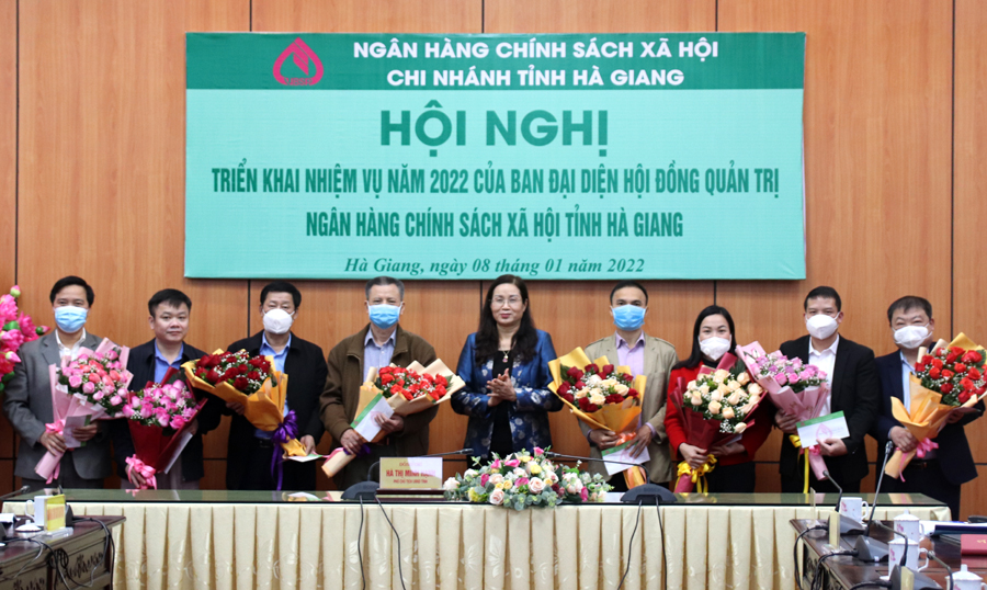 Phó Chủ tịch UBND tỉnh Hà Thị Minh Hạnh khen thưởng các cá nhân có thành tích xuất sắc trong triển khai hoạt động tín dụng chính sách xã hội.