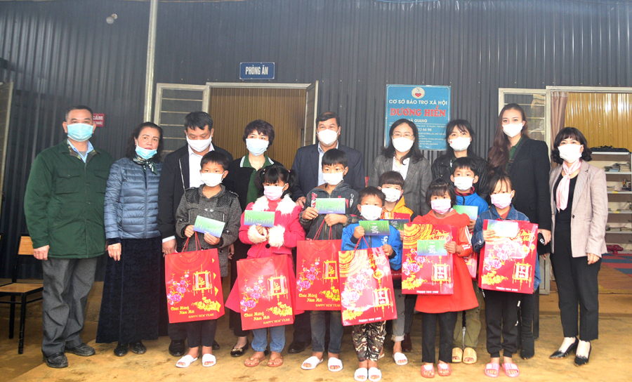 Đoàn tặng quà Tết cho các đối tượng tại Cơ sở nuôi trẻ mồ côi và người già không nơi nương tựa tại xã Phú Linh, huyện Vị Xuyên.