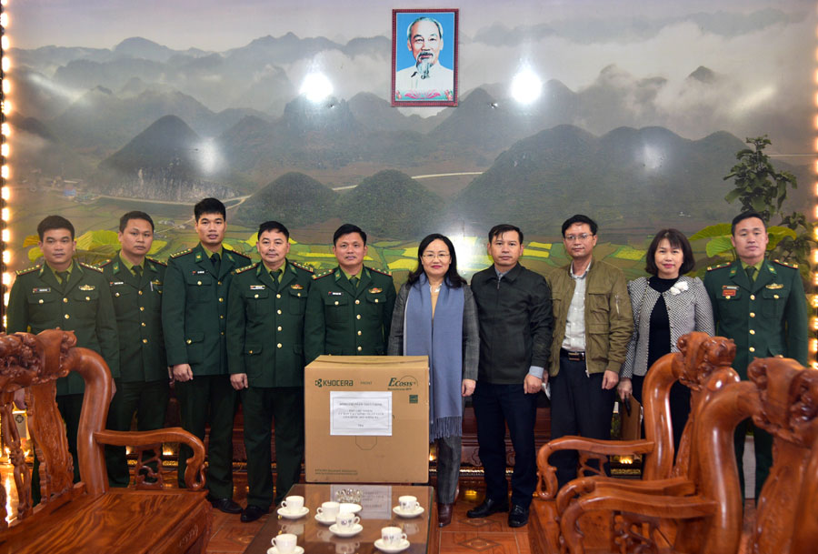 Đoàn tặng quà Tết cho cán bộ, chiến sĩ Đồn Biên phòng Nghĩa Thuận, xã Nghĩa Thuận, huyện Quản Bạ.