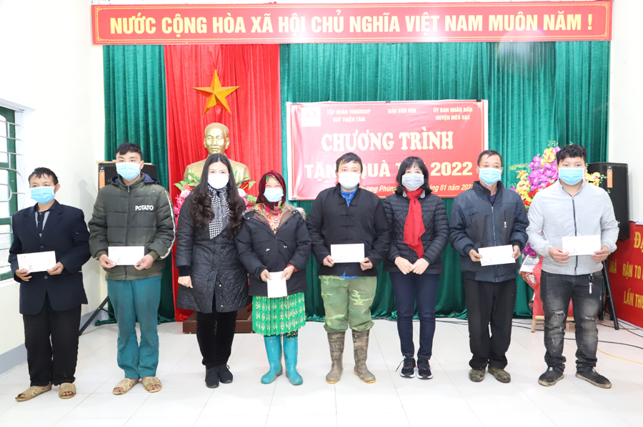 Lãnh đạo Báo Văn hóa và huyện Mèo Vạc trao quà Tết cho các hộ nghèo xã Thượng Phùng.