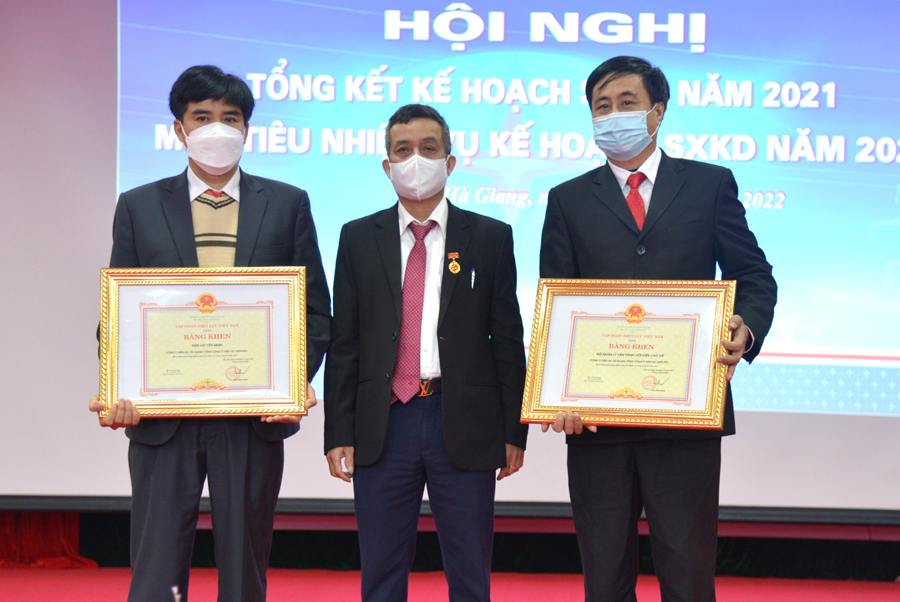 Giám đốc Công ty Điện lực Hà Giang Hoàng Văn Thiện trao Bằng khen của Tập đoàn Điện lực Việt Nam cho 2 tập thể.
