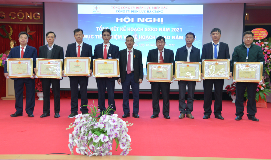 Giám đốc Công ty Điện lực Hà Giang Hoàng Văn Thiện trao Giấy khen của Tổng Công ty Điện lực miền Bắc cho các tập thể.