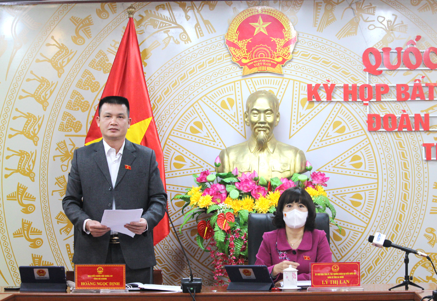 Đại biểu Hoàng Ngọc Định, Đoàn ĐBQH khóa XV đơn vị tỉnh Hà Giang thảo luận tại phiên họp.