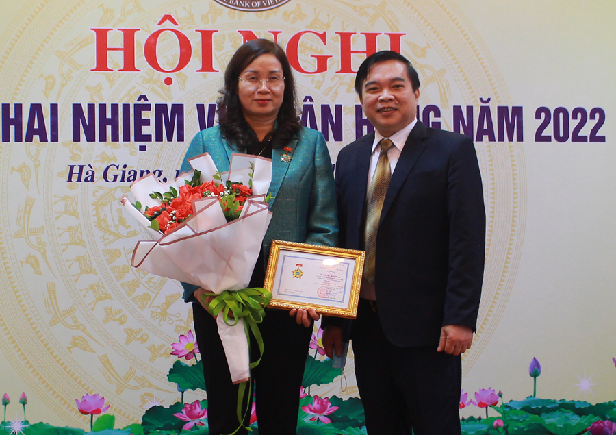 Đồng chí Hà Thị Minh Hạnh, Phó Chủ tịch UBND tỉnh nhận Kỷ niệm chương vì sự nghiệp Ngân hàng của Thống đốc NHNN Việt Nam
