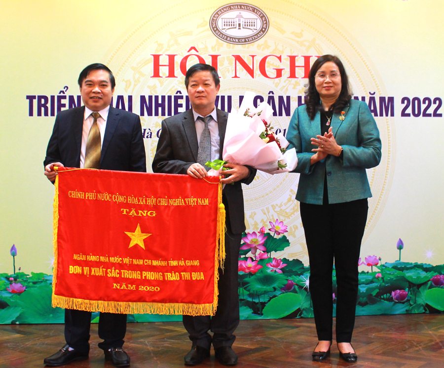 Đồng chí Hà Thị Minh Hạnh, Phó Chủ tịch UBND tỉnh trao Cờ Thi đua của Chính phủ cho NHNN Chi nhánh tỉnh Hà Giang