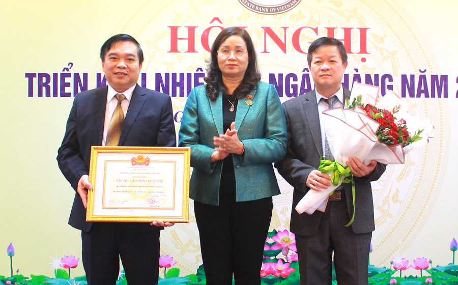 NHNN tỉnh nhận Danh hiệu tập thể lao động xuất sắc của Thống đốc NHNN Việt Nam.