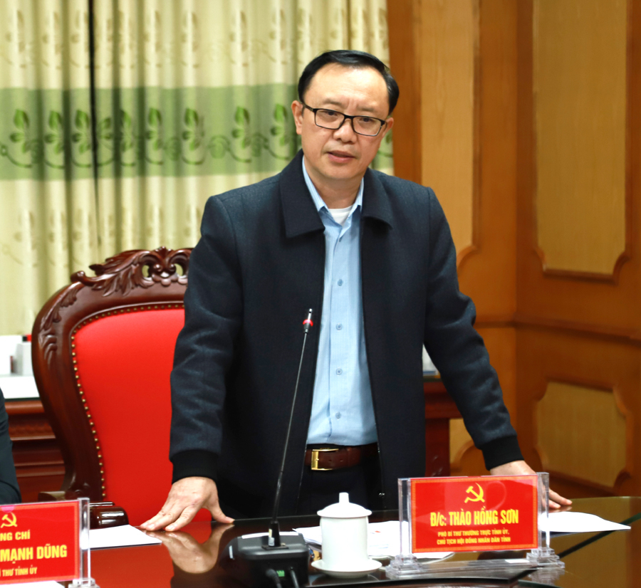Phó Bí thư Thường trực Tỉnh ủy, Chủ tịch HĐND tỉnh Thào Hồng Sơn tham gia góp ý tại buổi làm việc