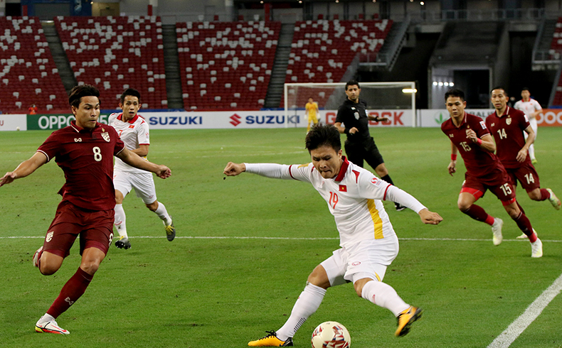 Quang Hải trong một trận đấu của đội tuyển Việt Nam. 