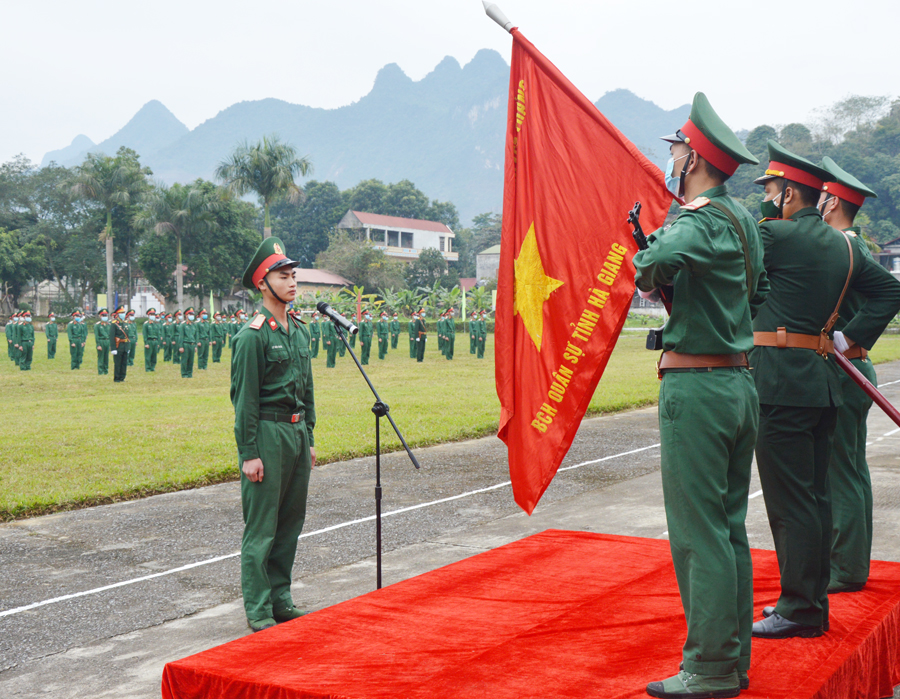 Quân nhân hoàn thành nghĩa vụ quân sự thực hiện nghi thức tại buổi lễ.