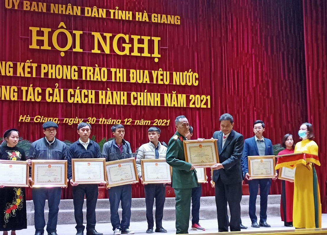 Cựu chiến binh Nguyễn Đình Trụ vinh dự nhận Bằng khen của UBND tỉnh trong phong trào thi đua tiêu biểu năm 2021.