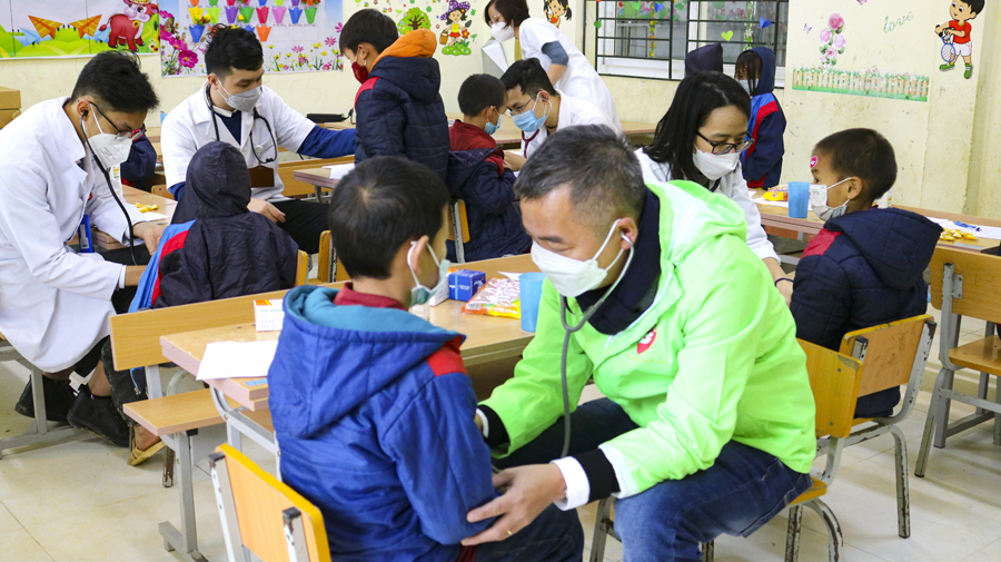 Ông Nguyễn Lân Hiếu và các bác sỹ Bệnh viện Y Hà Nội khám bệnh cho học sinh trường Tiểu học bán trú xã Túng Sán.