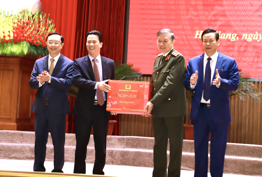 Đại tướng Tô Lâm tặng quà Tết cho Thường trực Tỉnh ủy